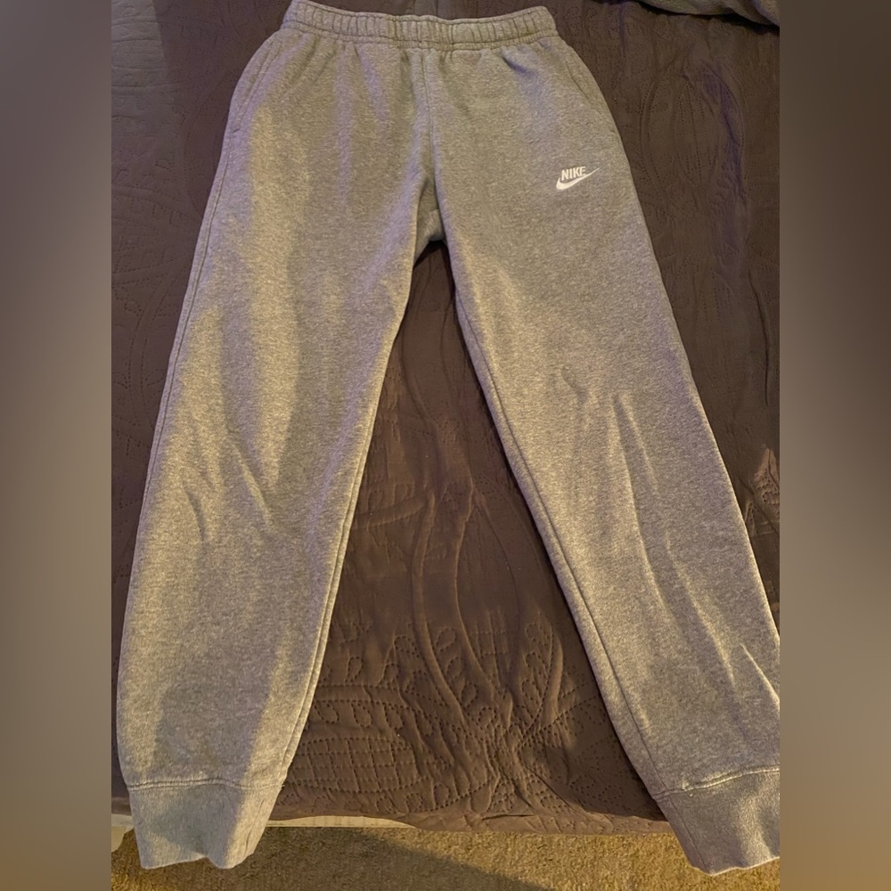 GRAY NIKE SWEATPANTS 🩶